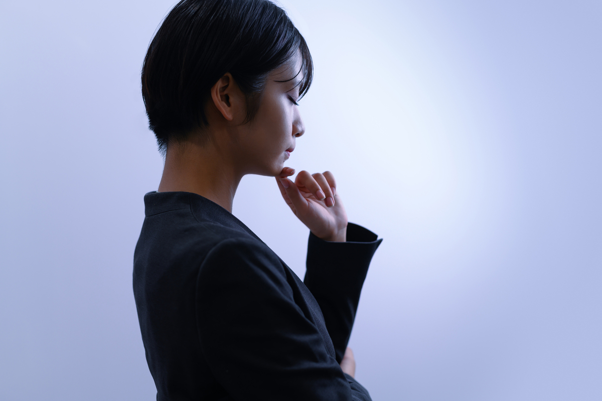 考え事をする女性