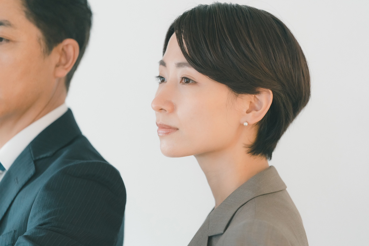 遠くを見つめる女性