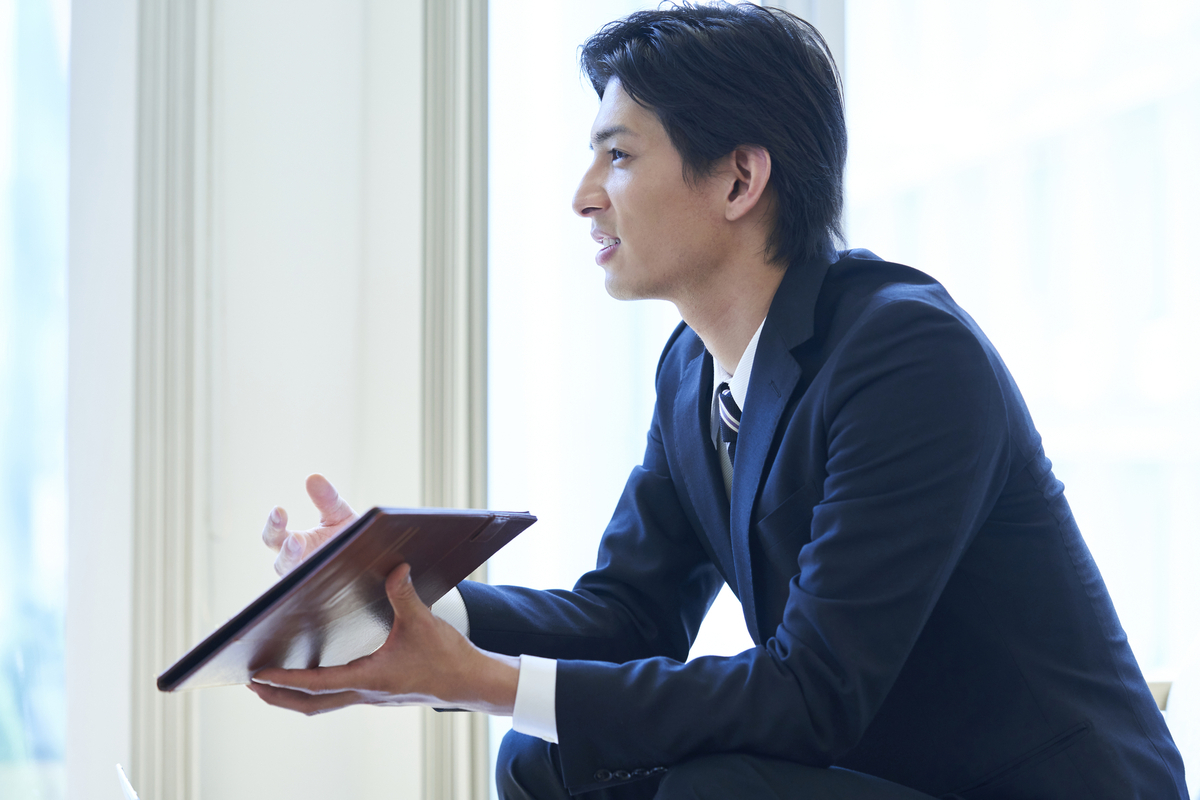 タブレットを持つビジネスパーソン