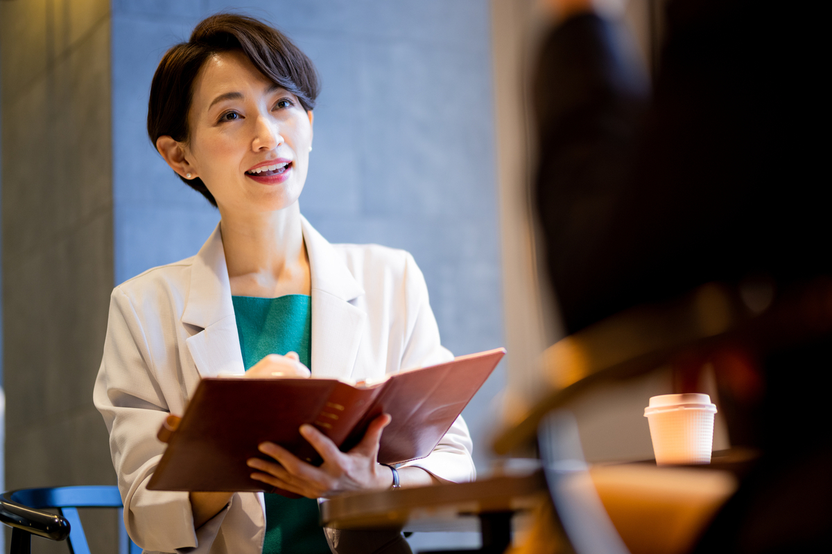 取材をする女性