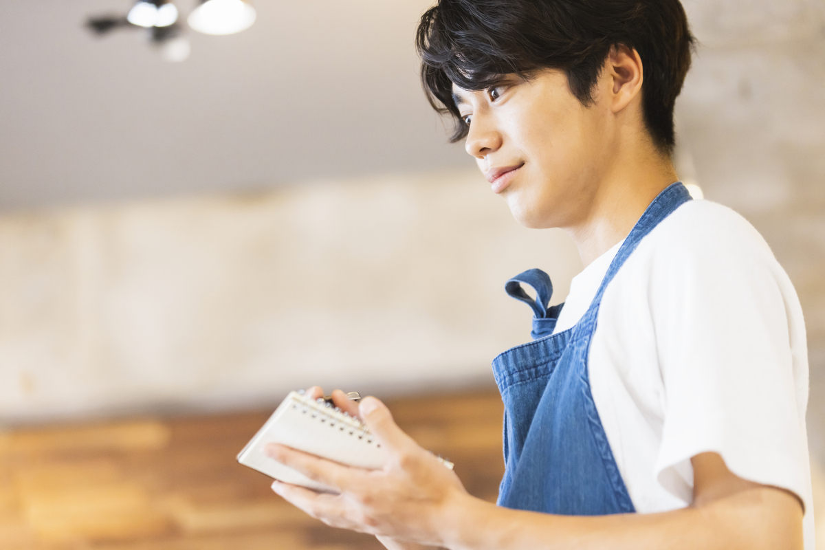 飲食店で働く男性スタッフ