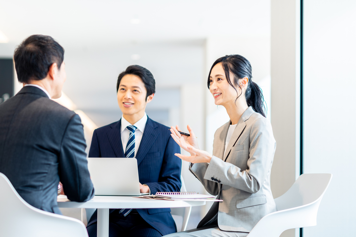 ミーティングする男女