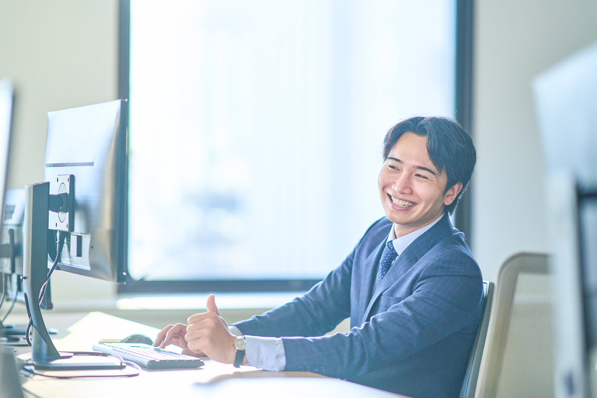 笑顔のビジネスパーソン