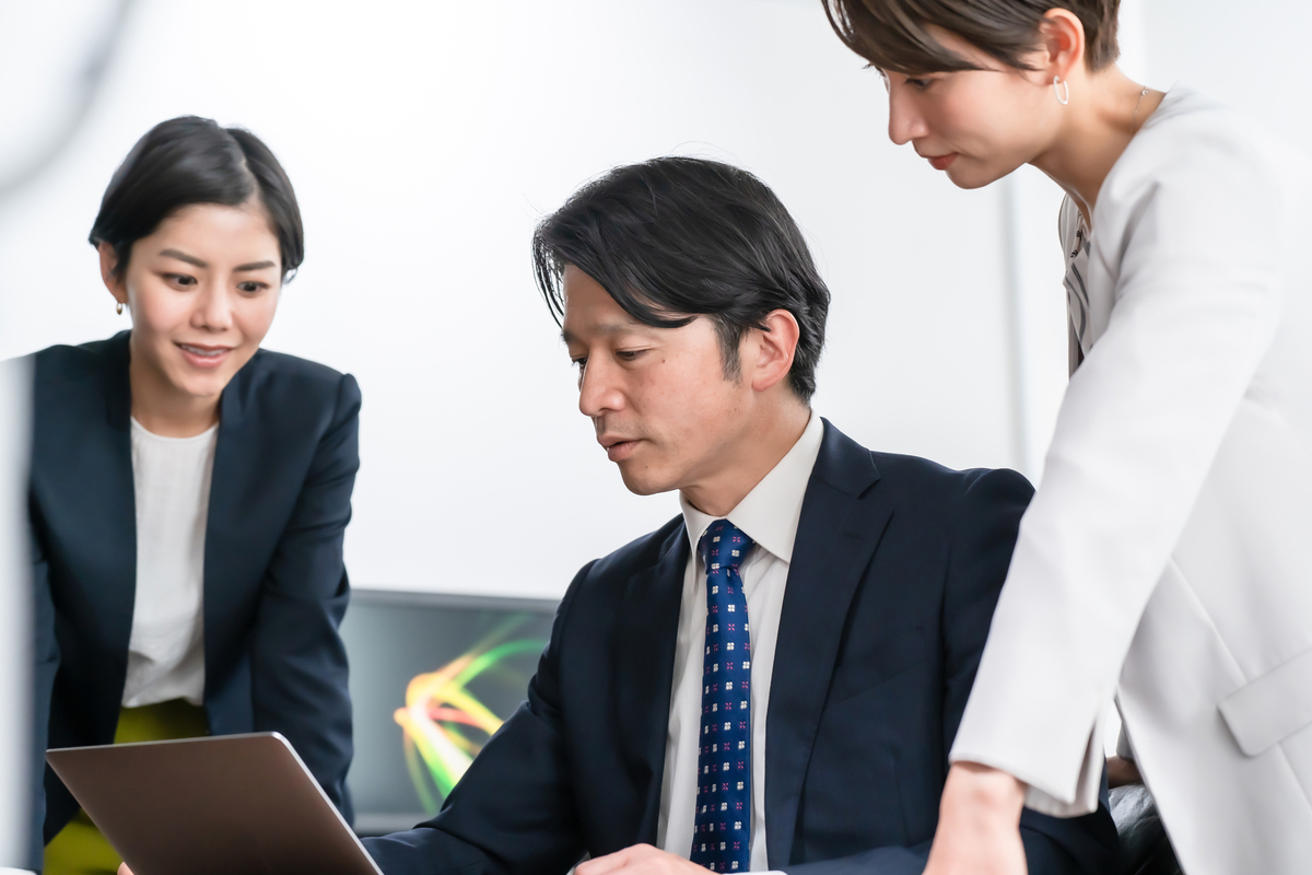 男性のデスク周りに集まる女性たち