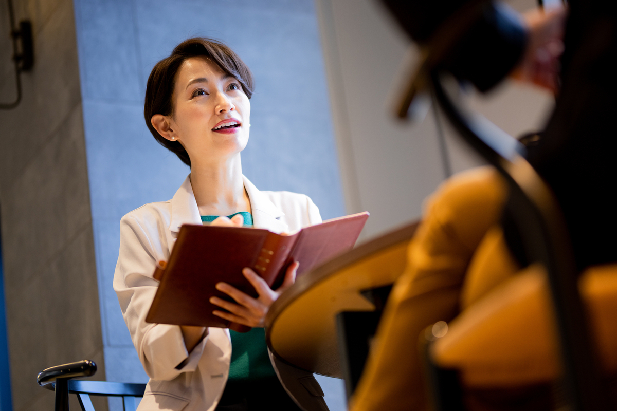 取材をする女性