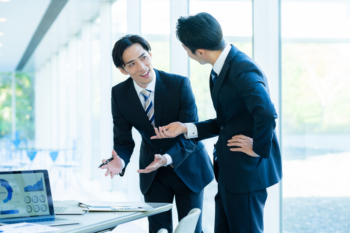 ミーティングをするビジネスパーソン