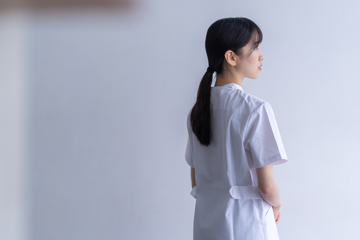 疲れた表情の看護師