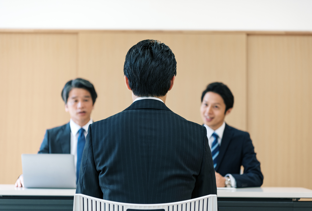 面接官が2人と面接を受ける男性