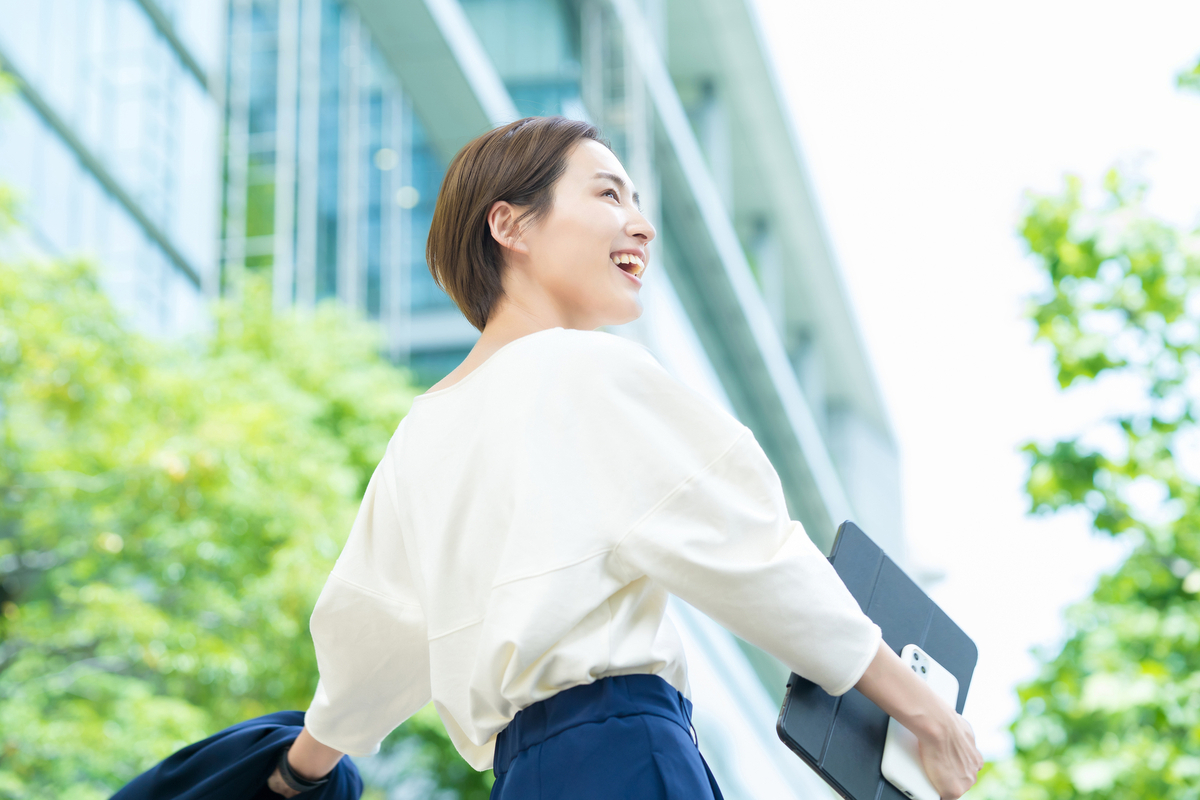 空を見上げるビジネスパーソン