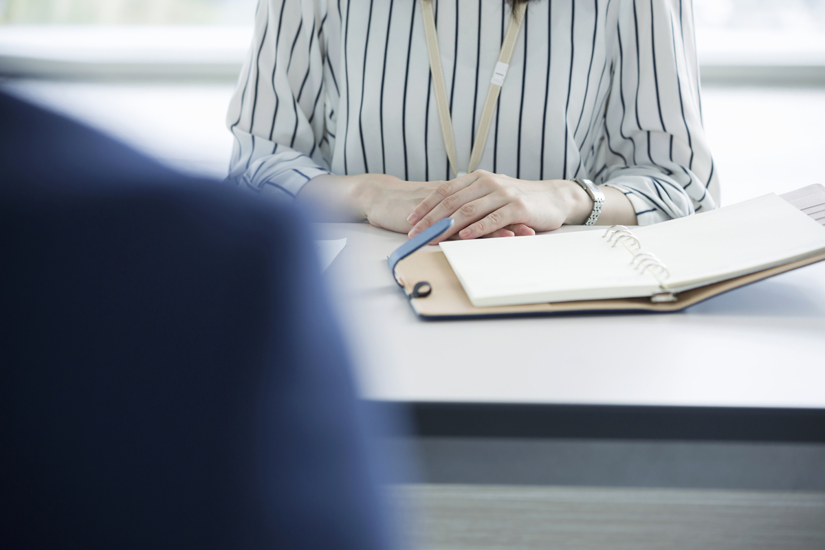 就活生の後ろ姿と面接官