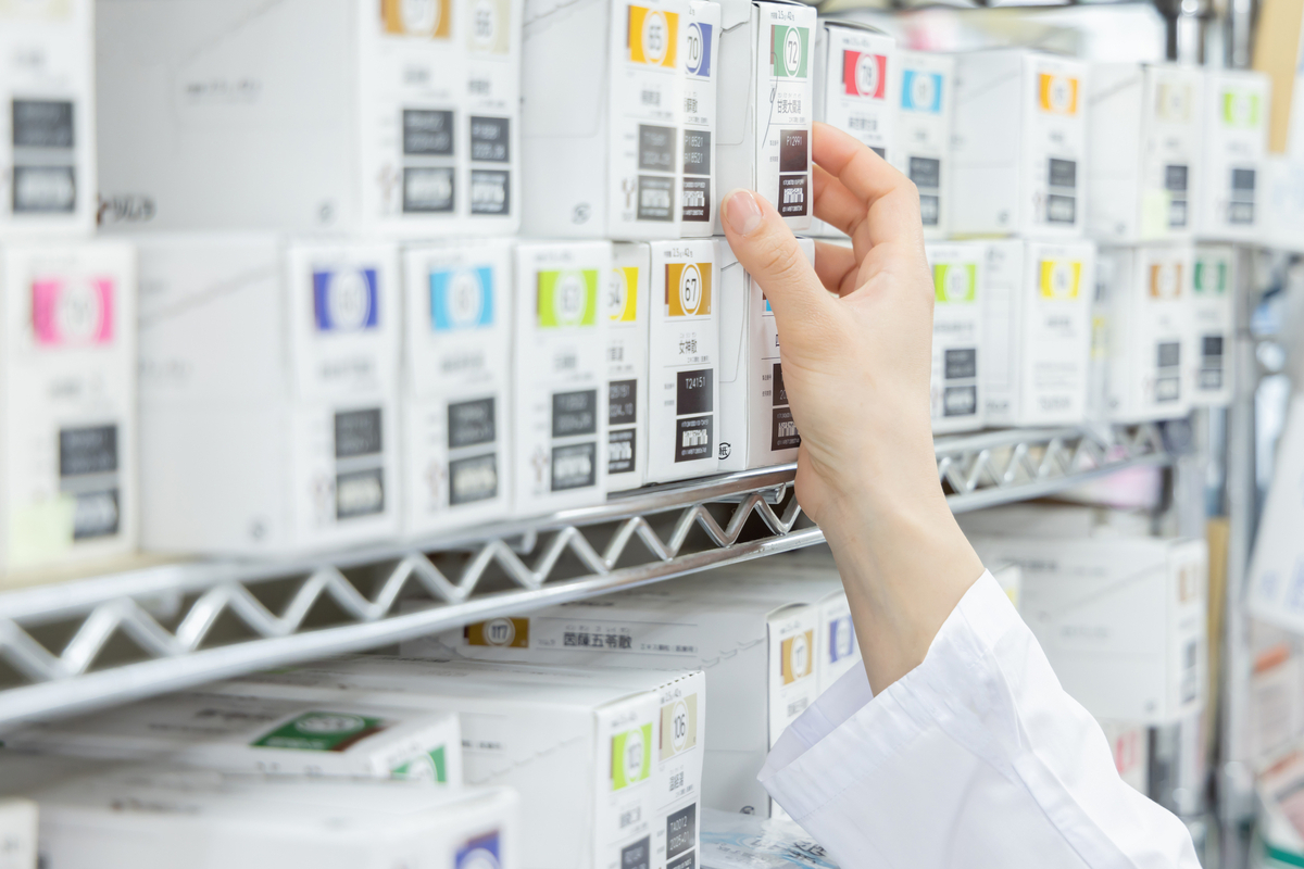 調剤薬局で薬を探す薬剤師の手元