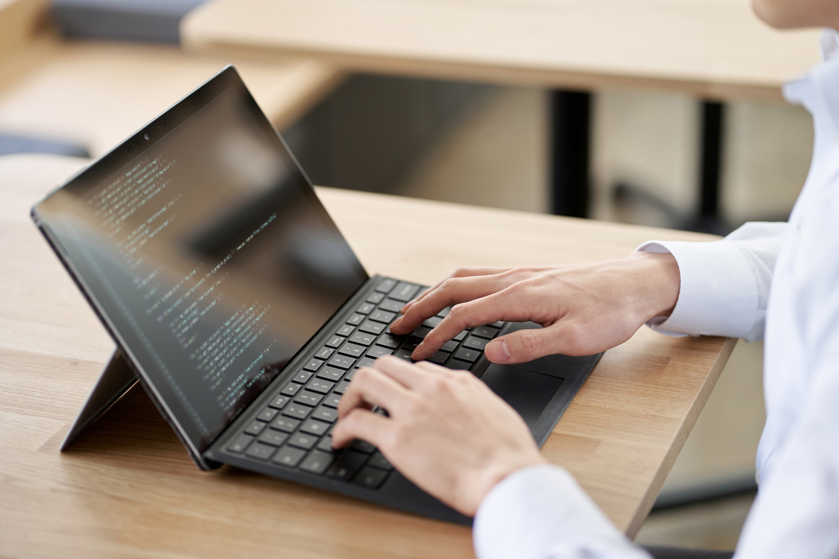 男性プログラマーの手元