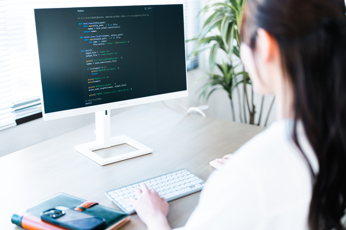 女性プログラマーの後ろ姿