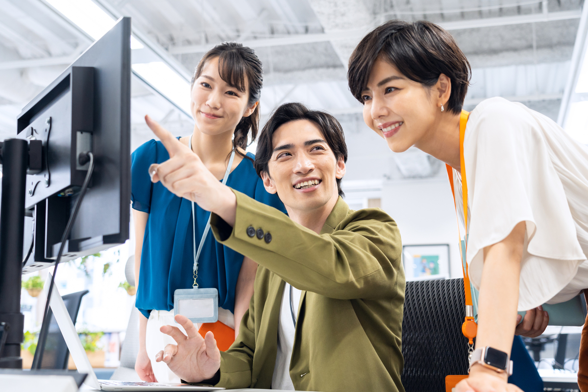 オフィスで働く男女