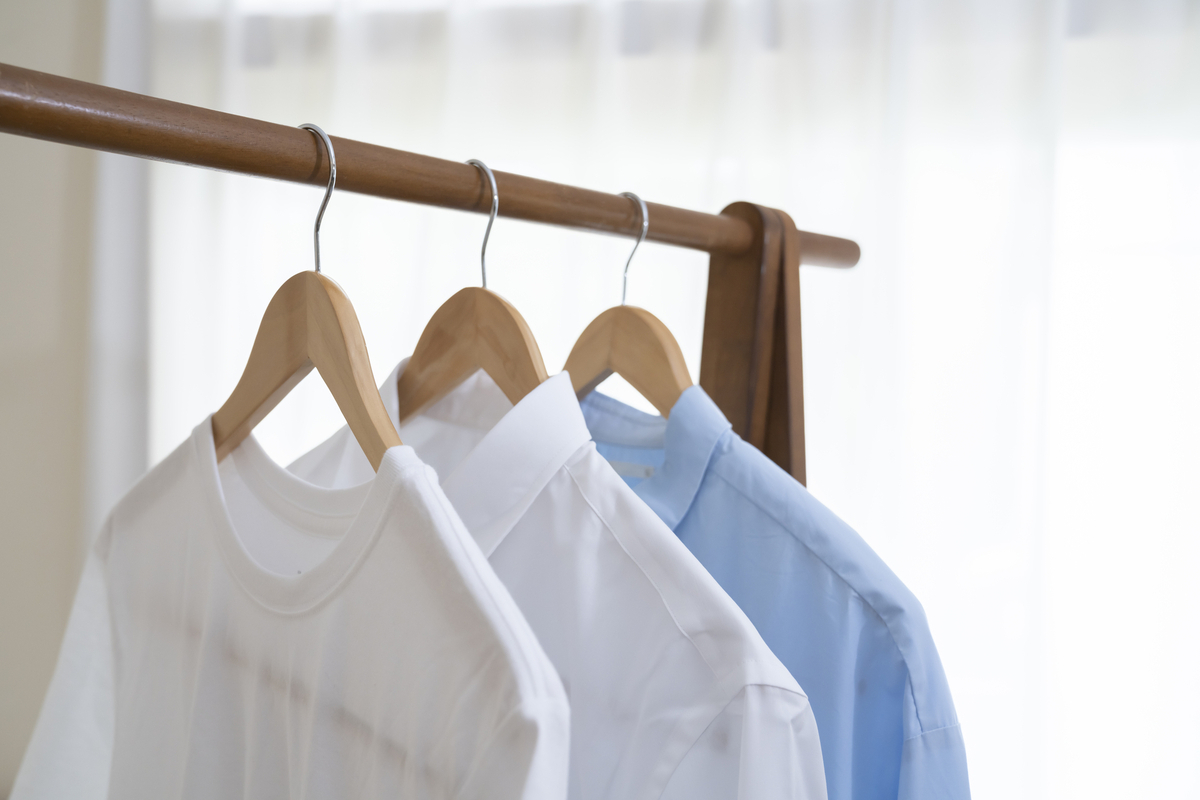 ハンガーにかかったメンズのシャツ