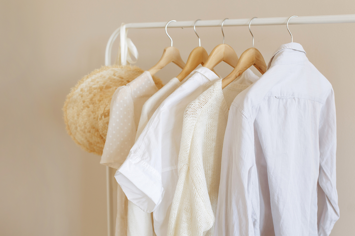 ハンガーにかかった女性のトップス