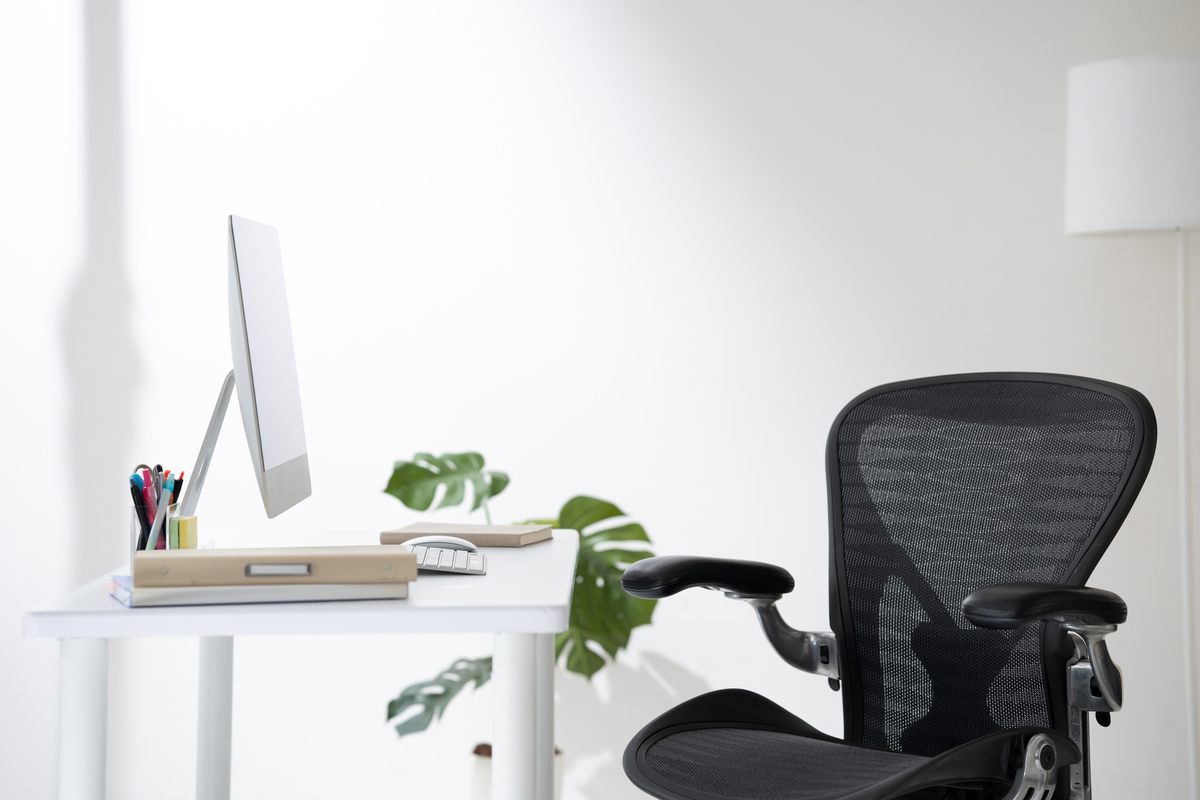 机と机の上に置かれたPC、仕事用の椅子