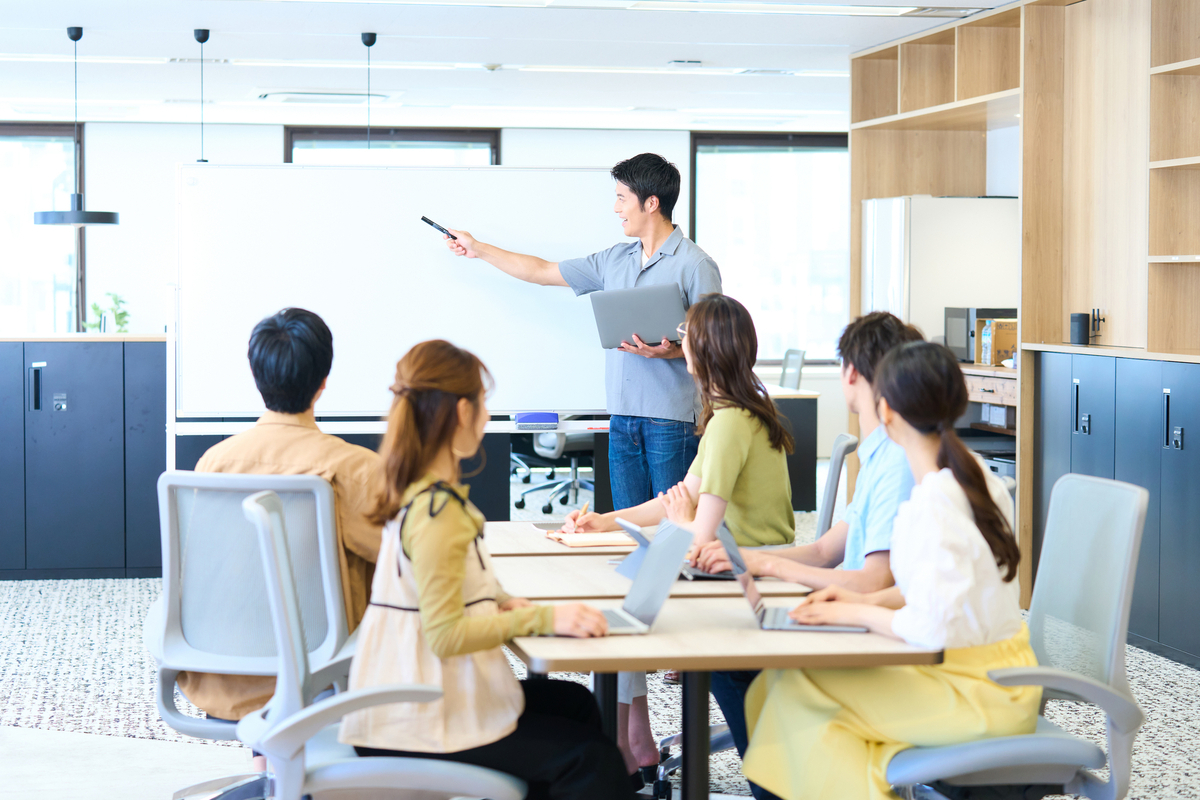 6人でミーティングをしている様子