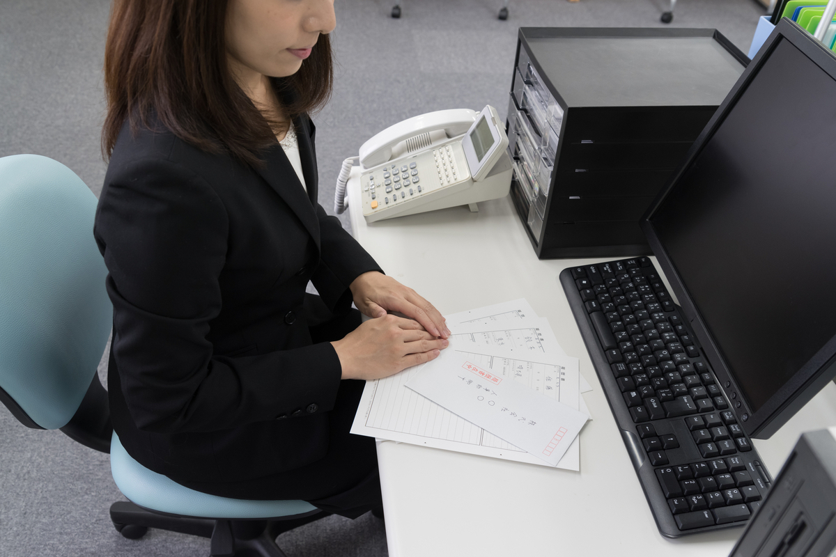 履歴書を確認する採用担当者