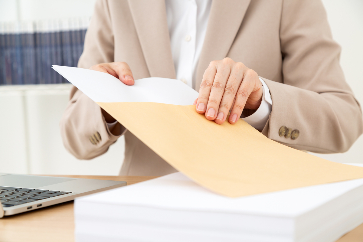 デスクワークで書類を用意する女性