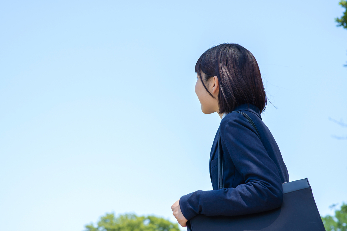 スーツを着た女性の後ろ姿
