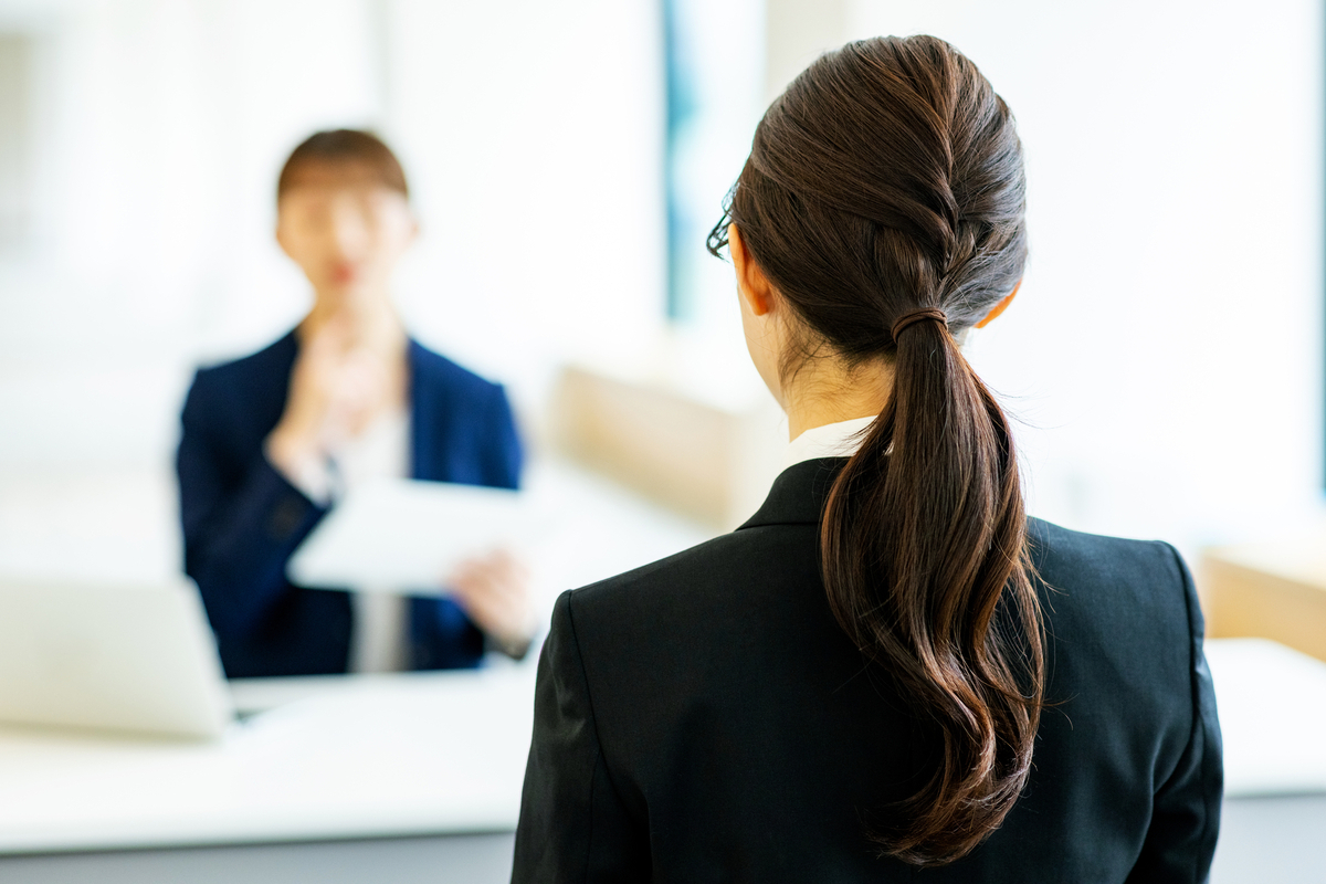 面接官と面接を受ける女性