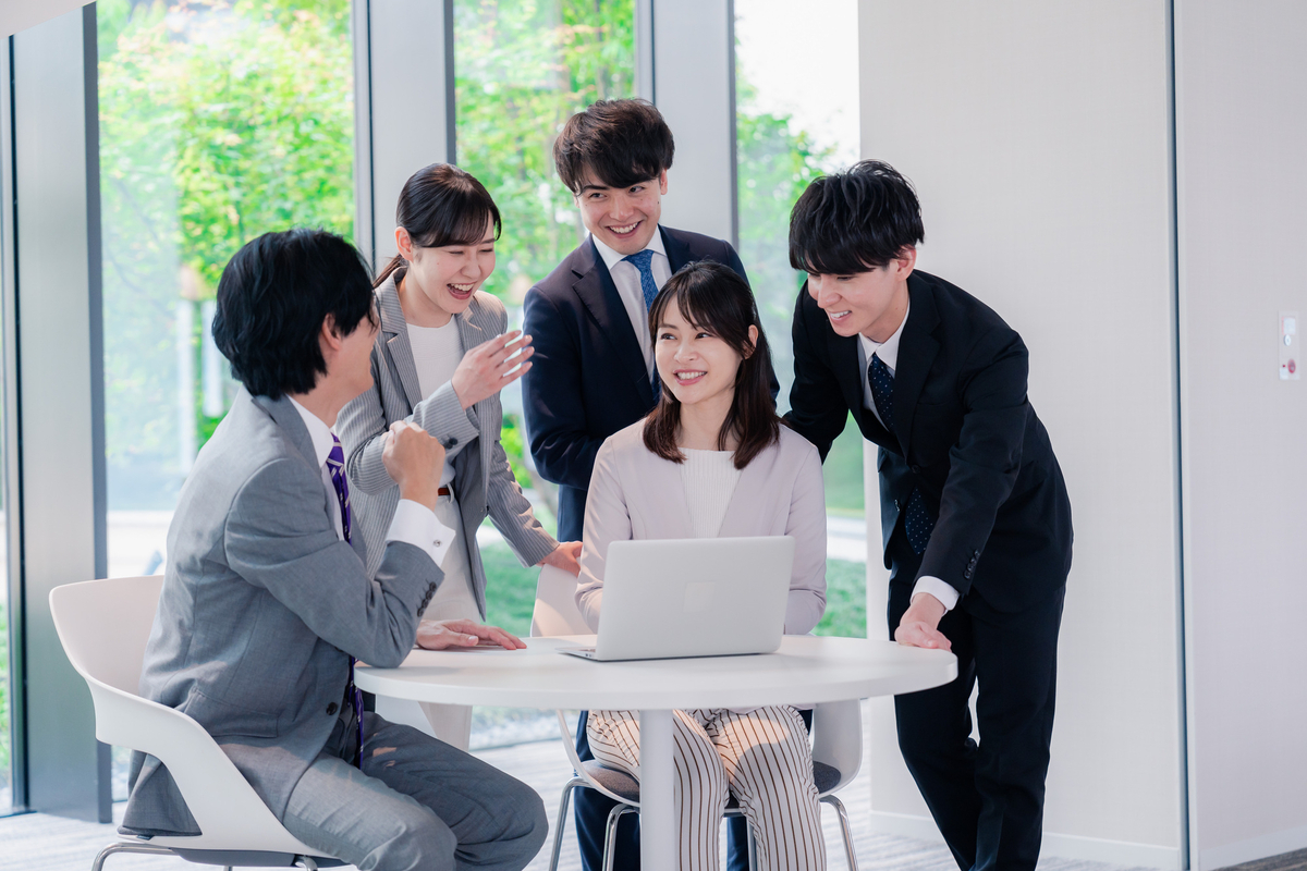 オフィスで笑顔で打ち合わせをするビジネスパーソン