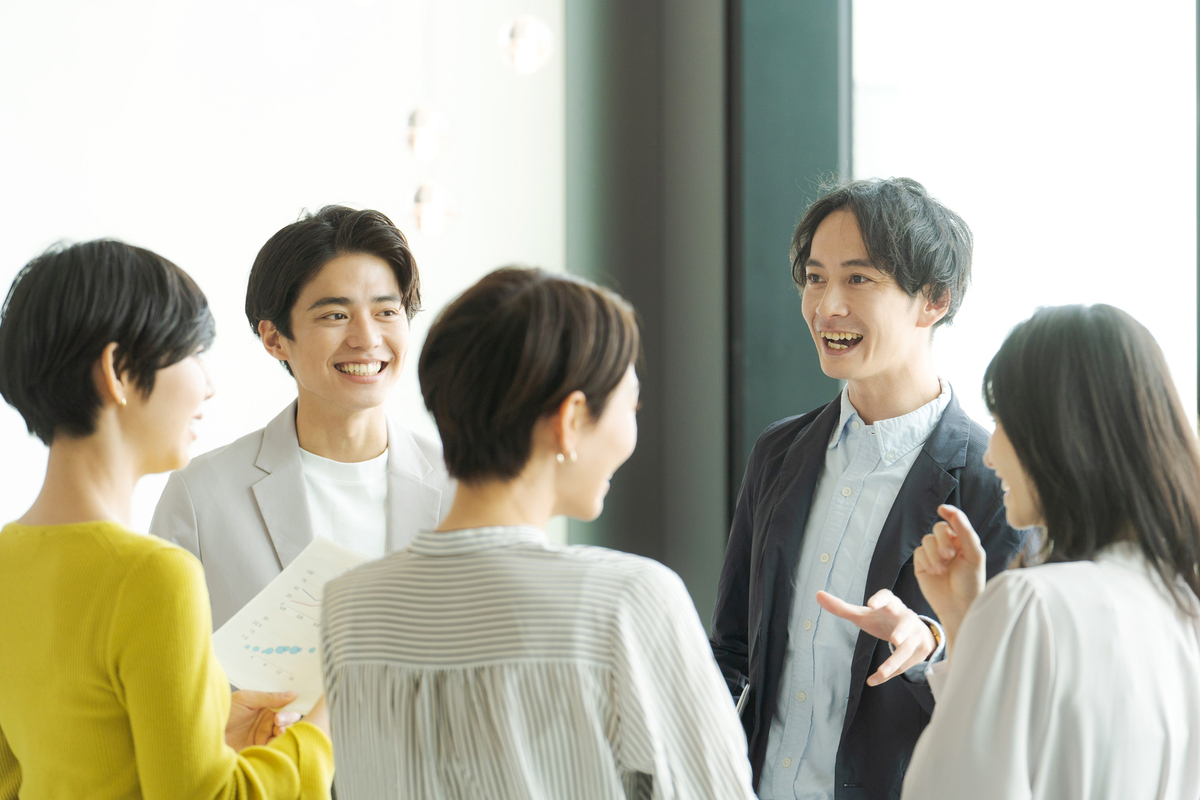 談笑するビジネスパーソン