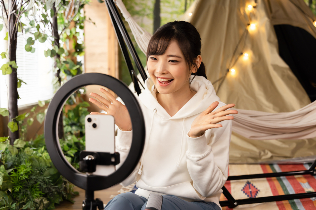 お家キャンプでライブ配信をするYoutuber