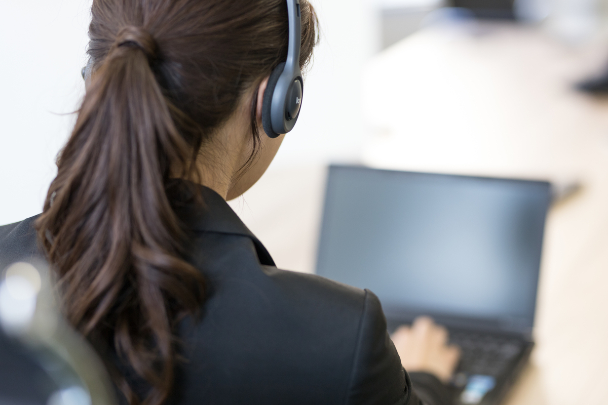 コールセンターで働く女性の後ろ姿
