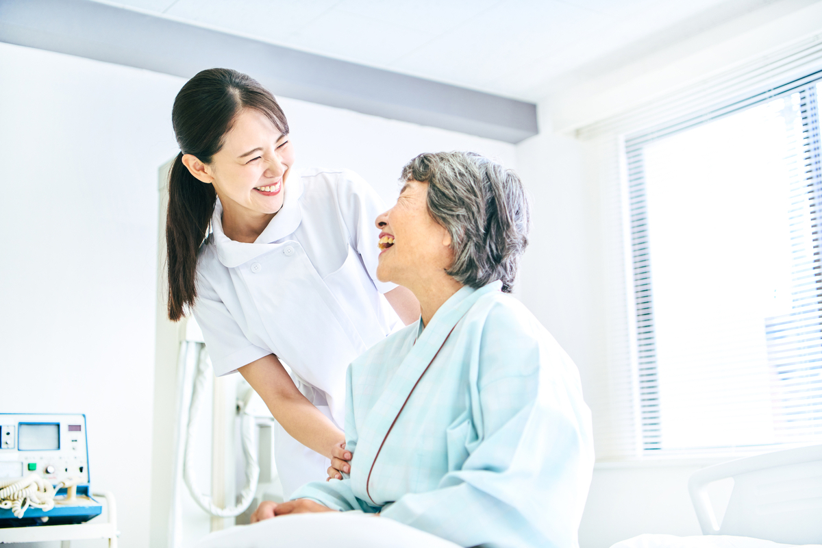 患者と談笑する看護師