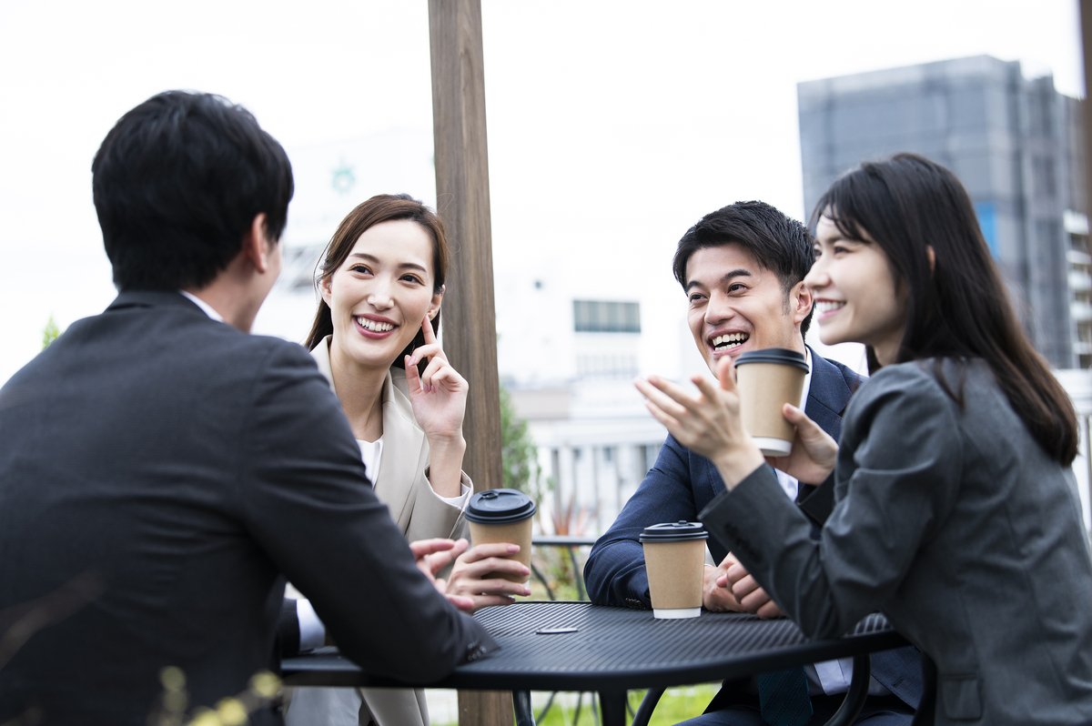 会社の屋上で会話する男女の会社員