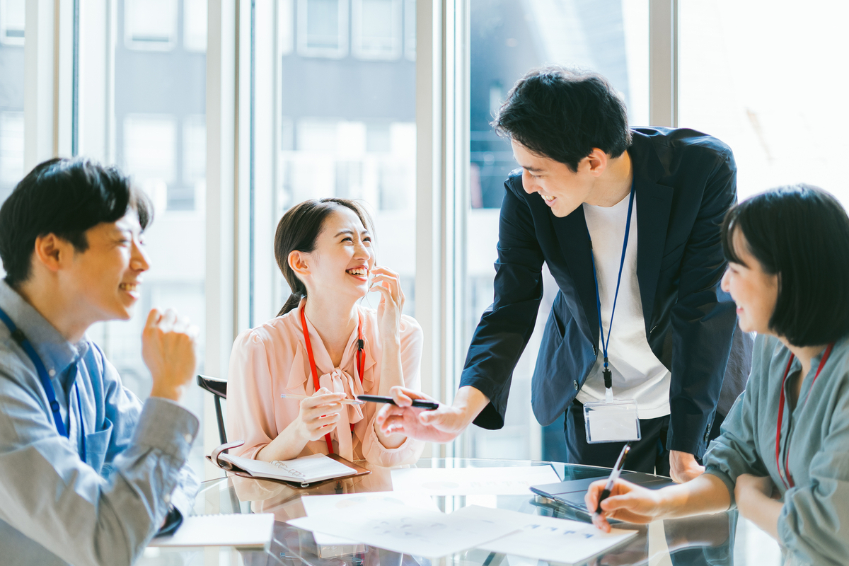 ミーティングをするビジネスパーソン