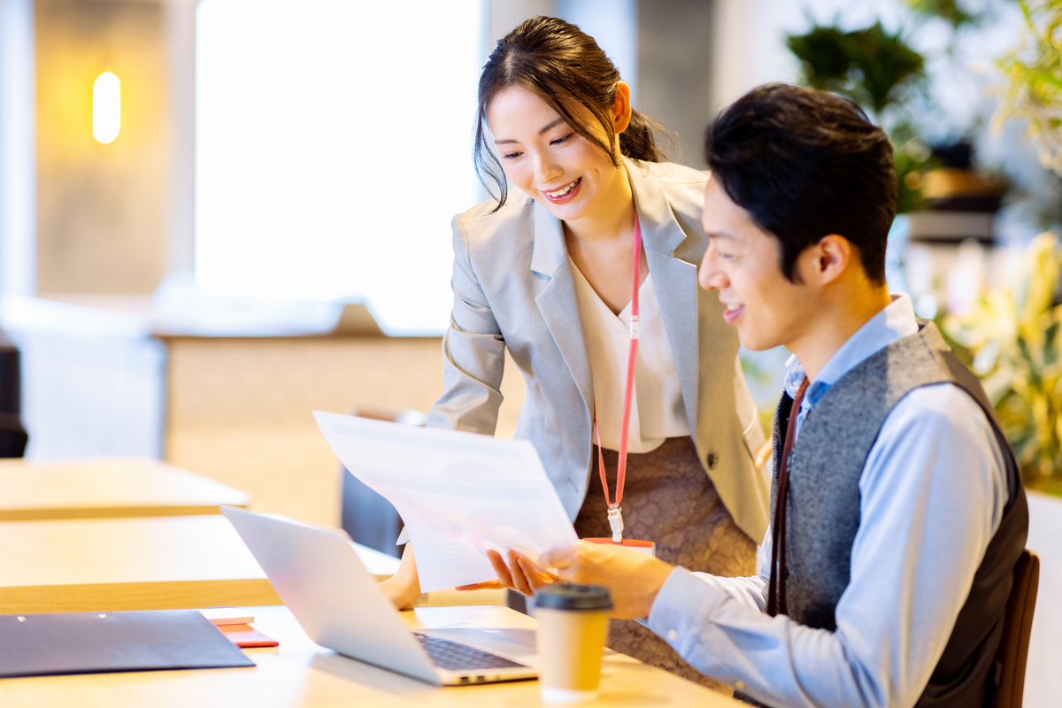 書類を見ながら話す男女