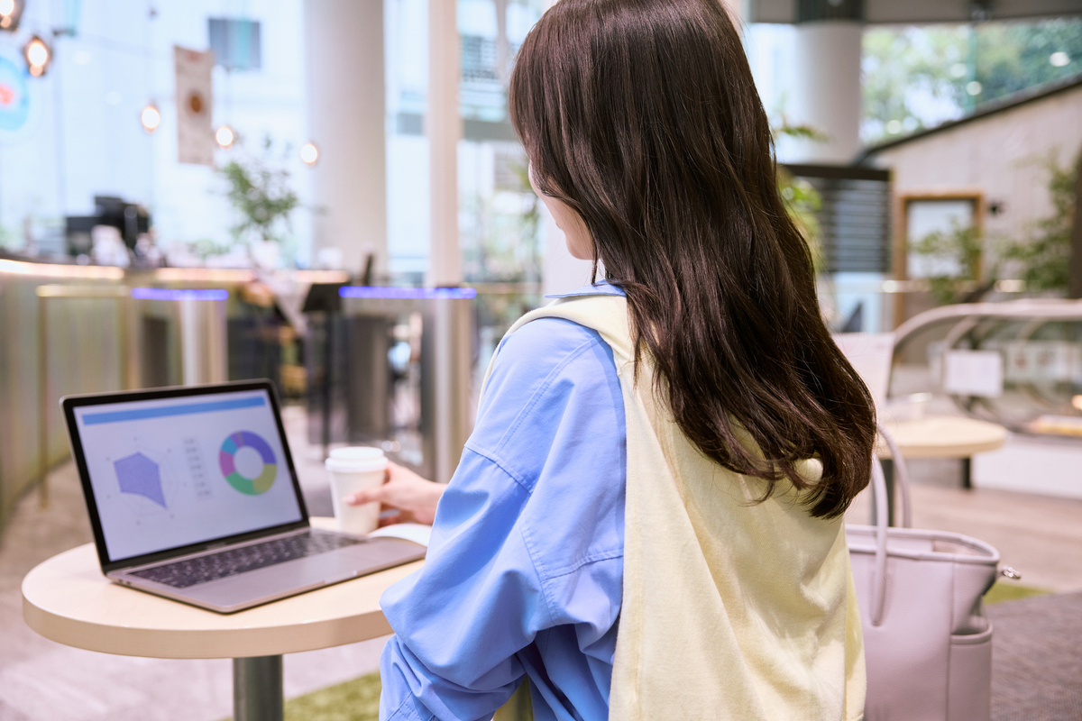 シェアオフィスで仕事をする女性