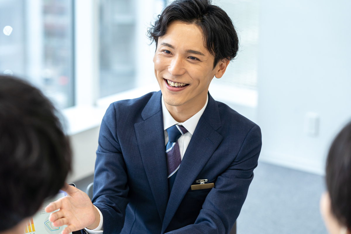 説明する男性コンサルタント