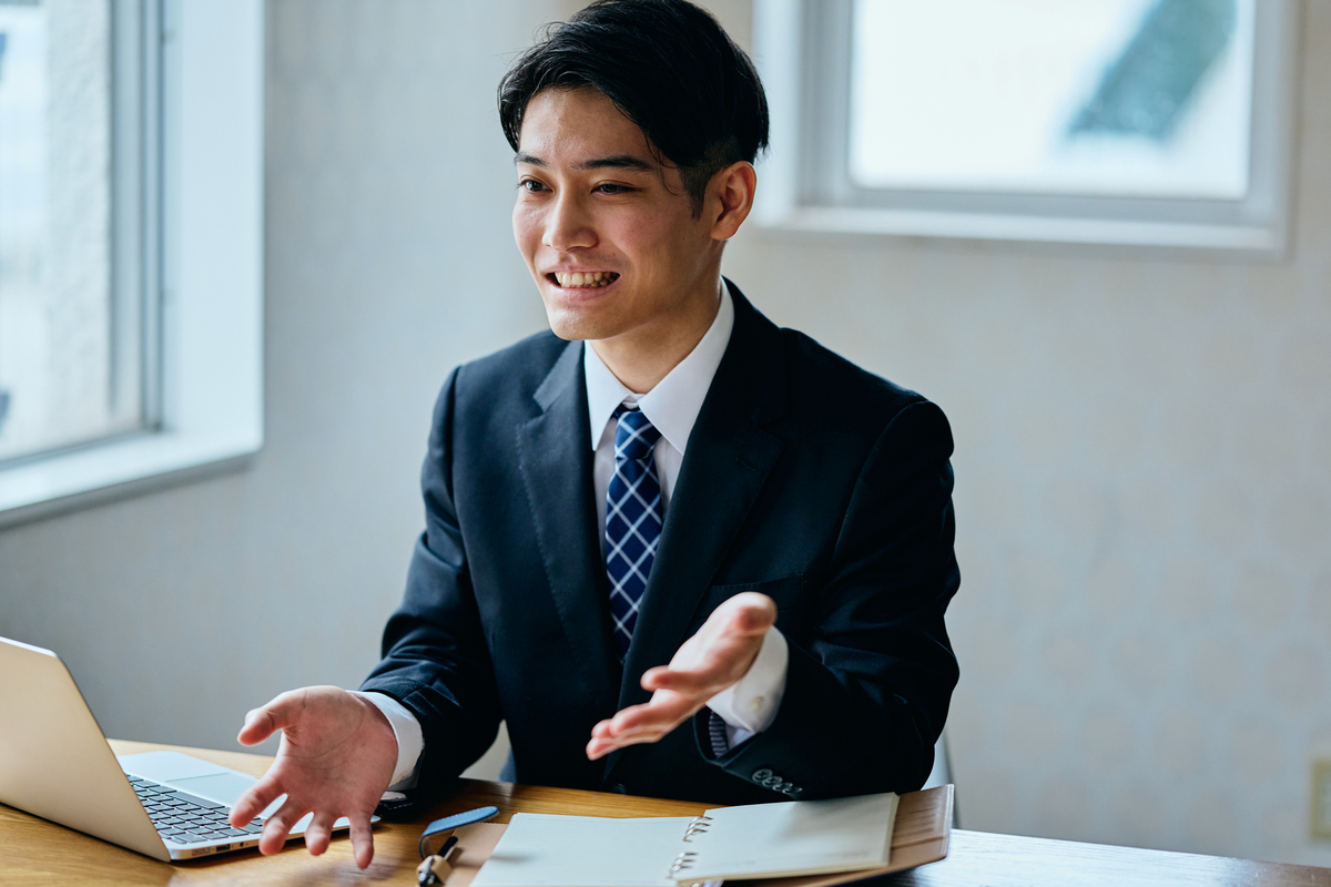 顧客対応をしているスーツを着た男性