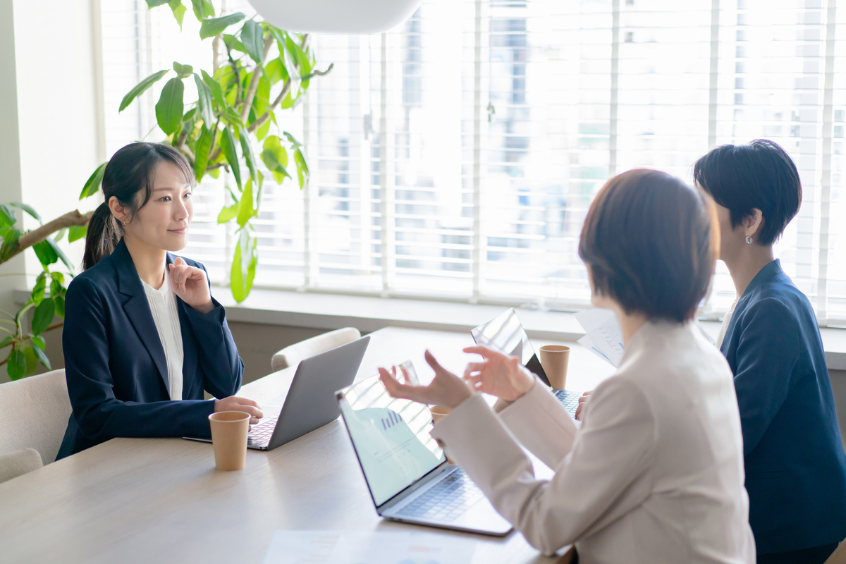 ミーティング中の女性たち
