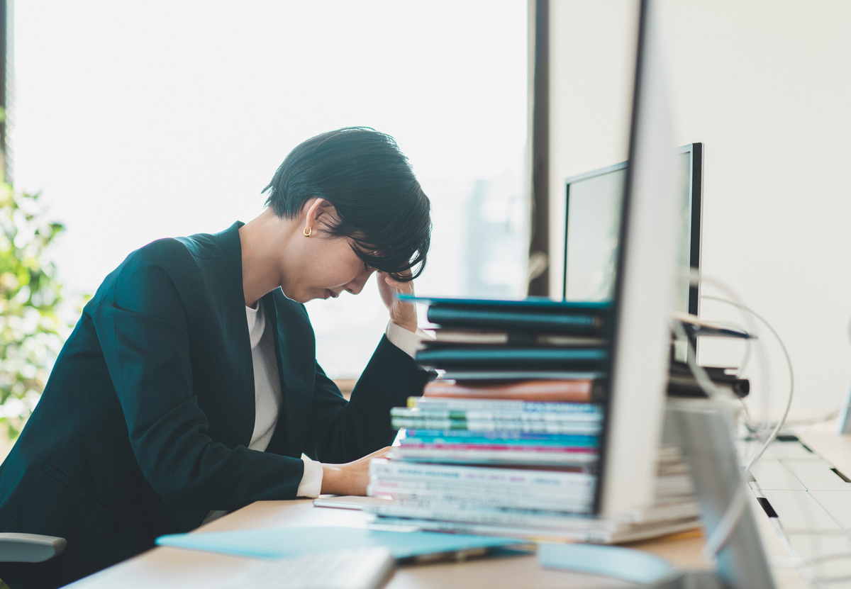 仕事に疲れている女性