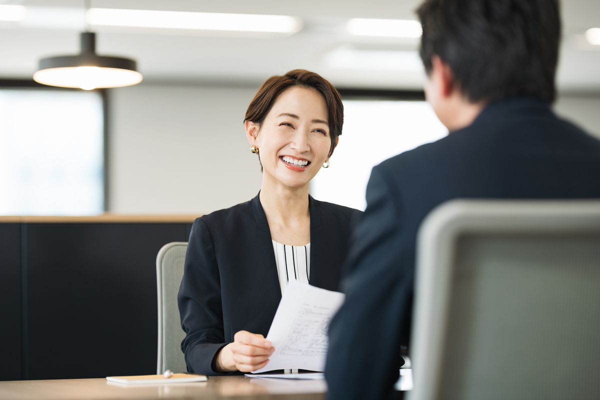 打ち合わせをする男女