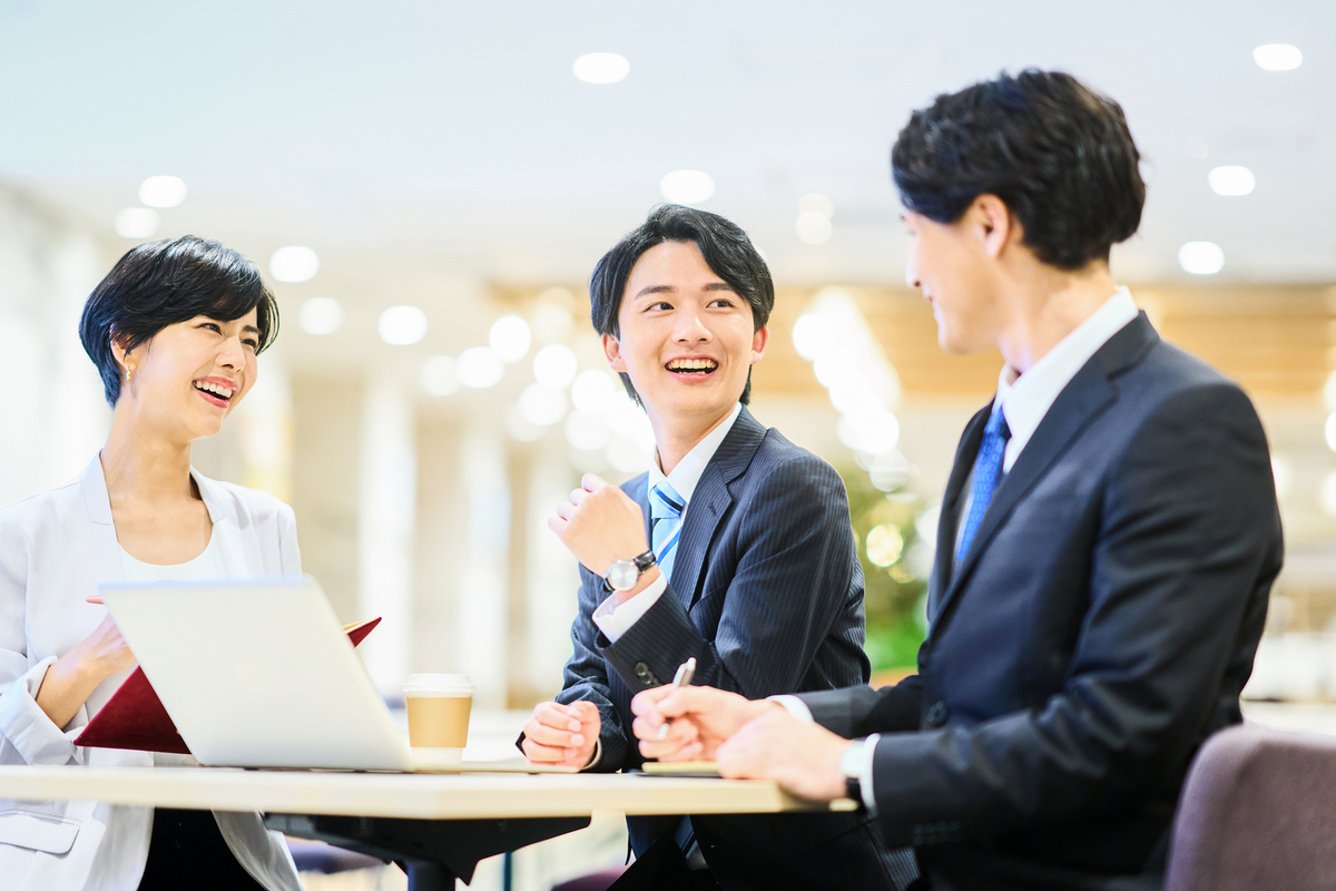 オフィスで働く男女