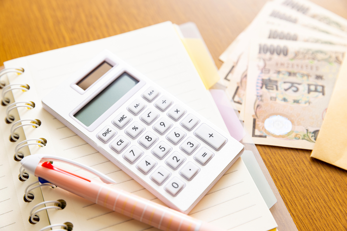 お金とノート、電卓