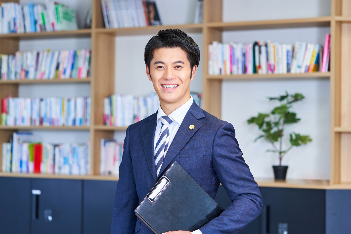 笑顔のビジネスパーソン