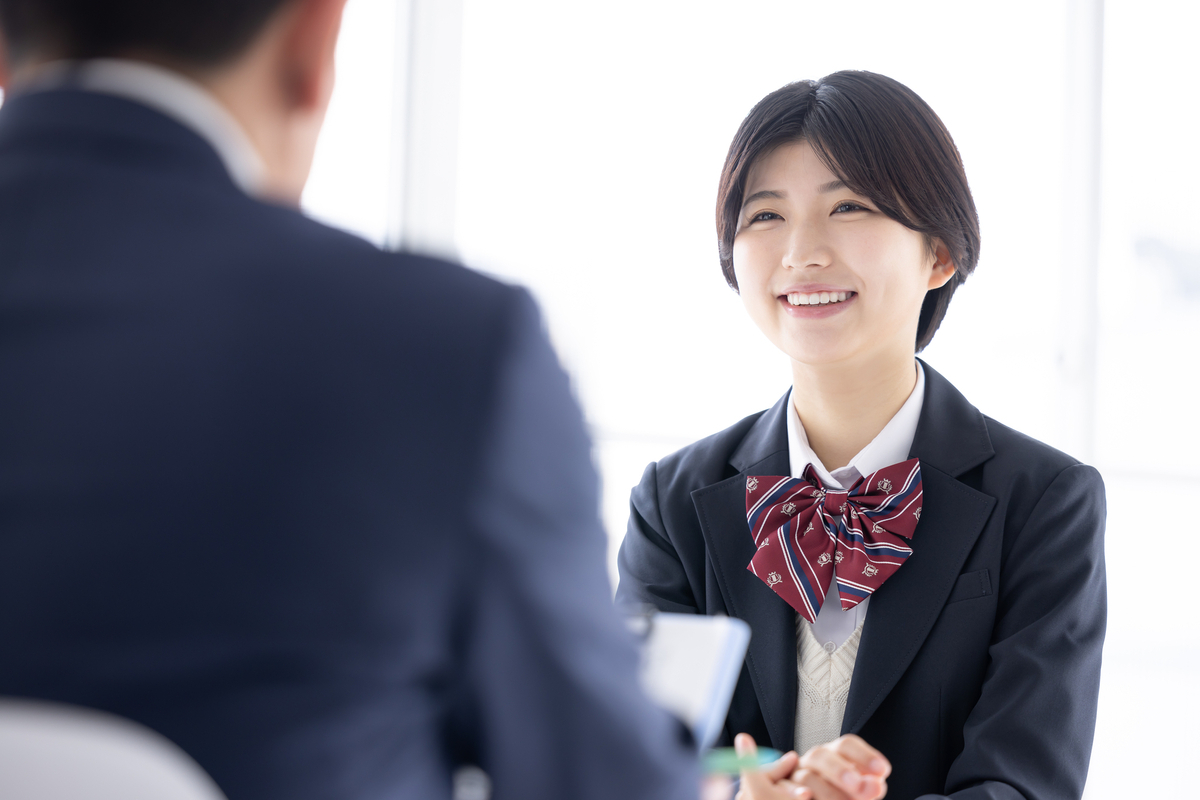 面接を受ける女子学生
