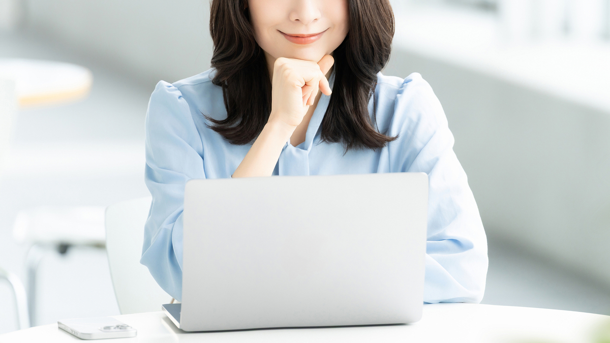 パソコンを見る女性