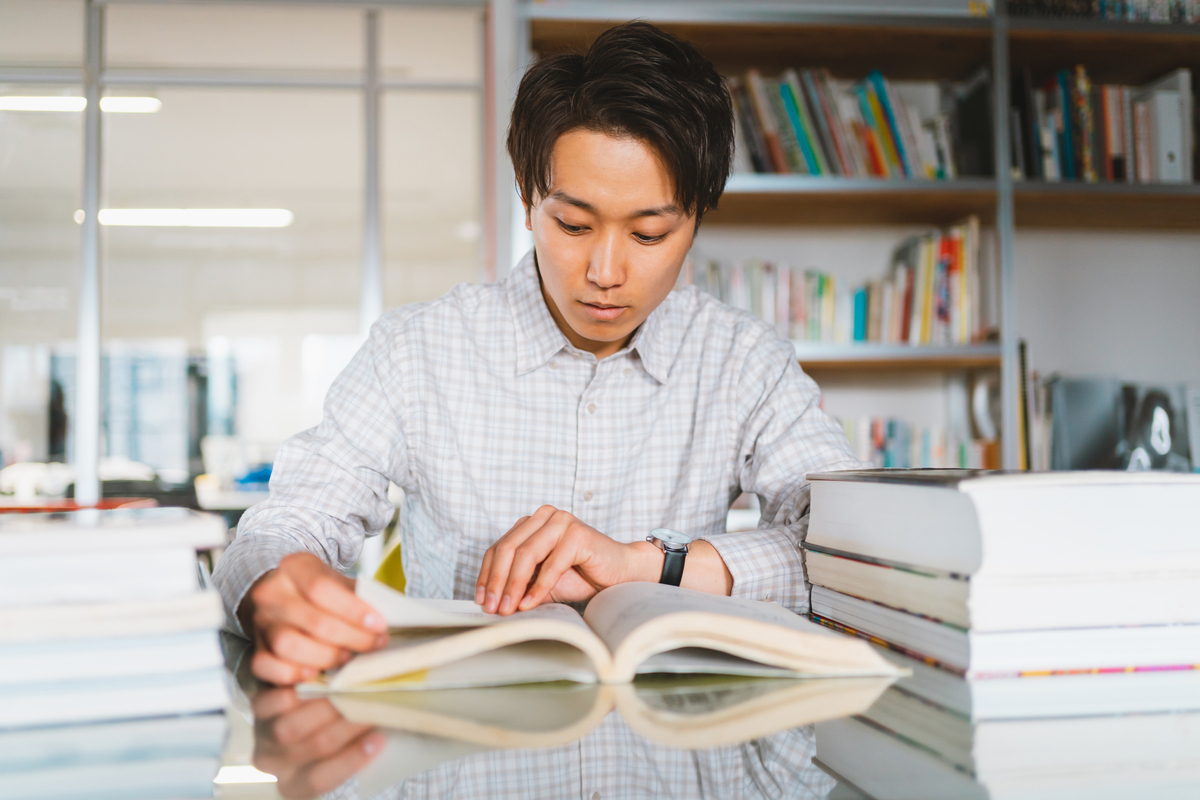 図書館で調べ物をする男性