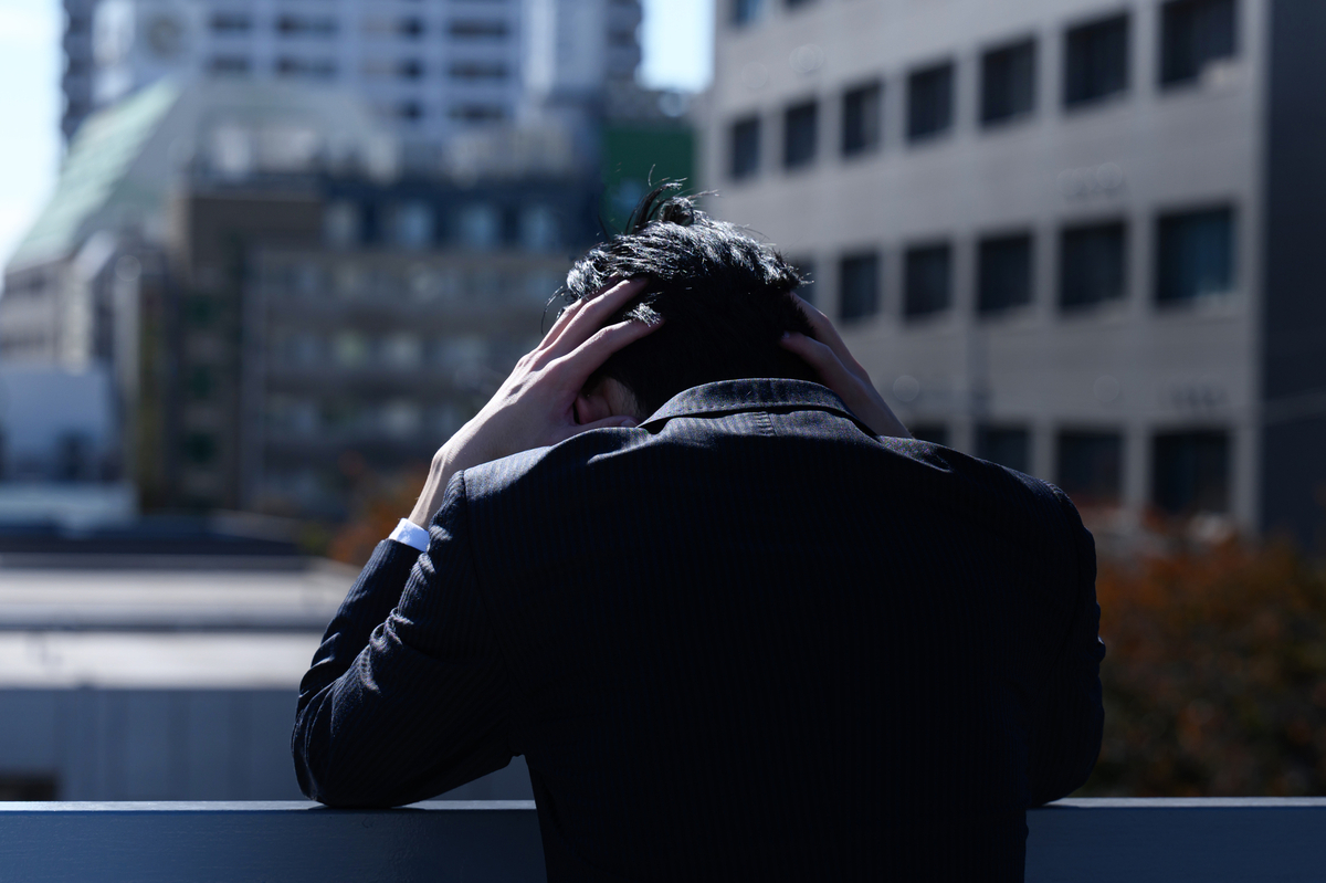 頭を抱える男性