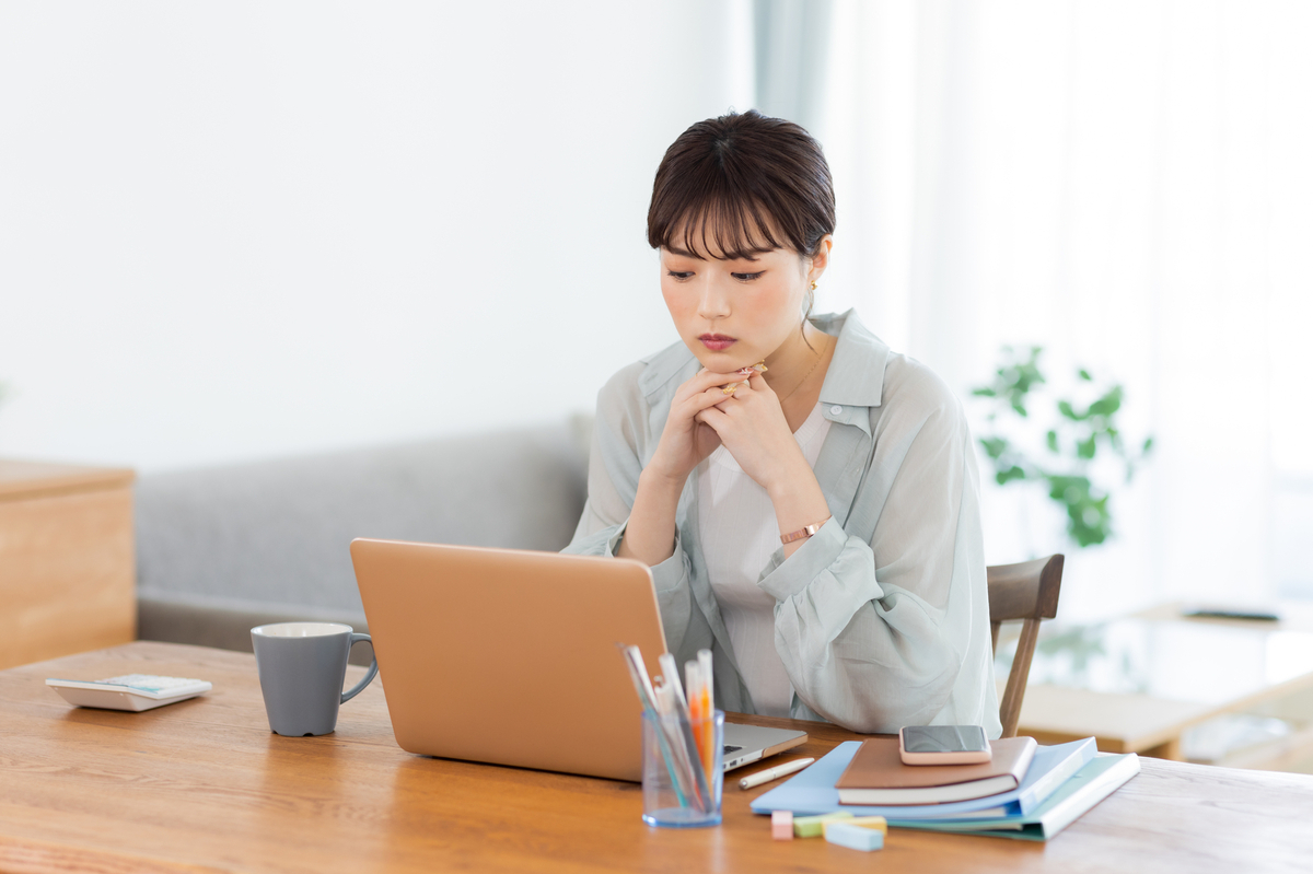 パソコンを見る女性