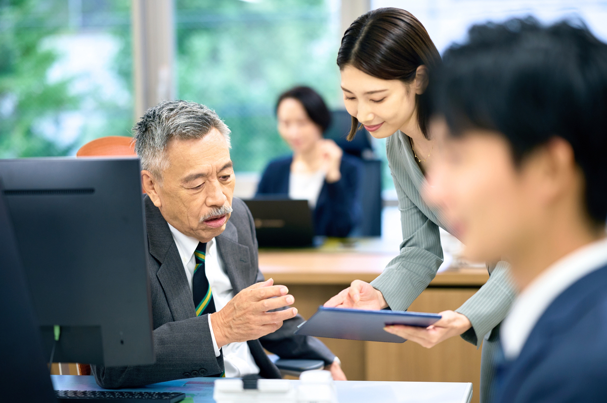 シニア男性と会話をする女性