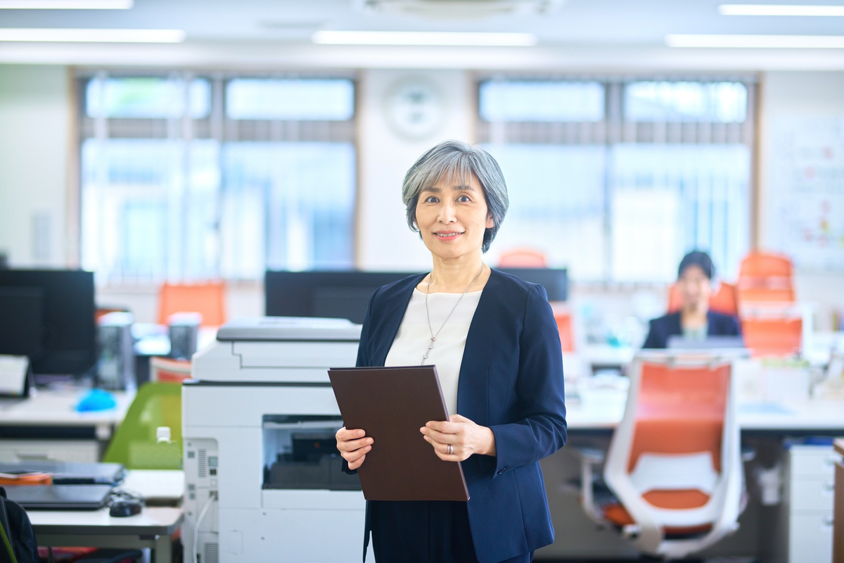 オフィスで働くシニア女性